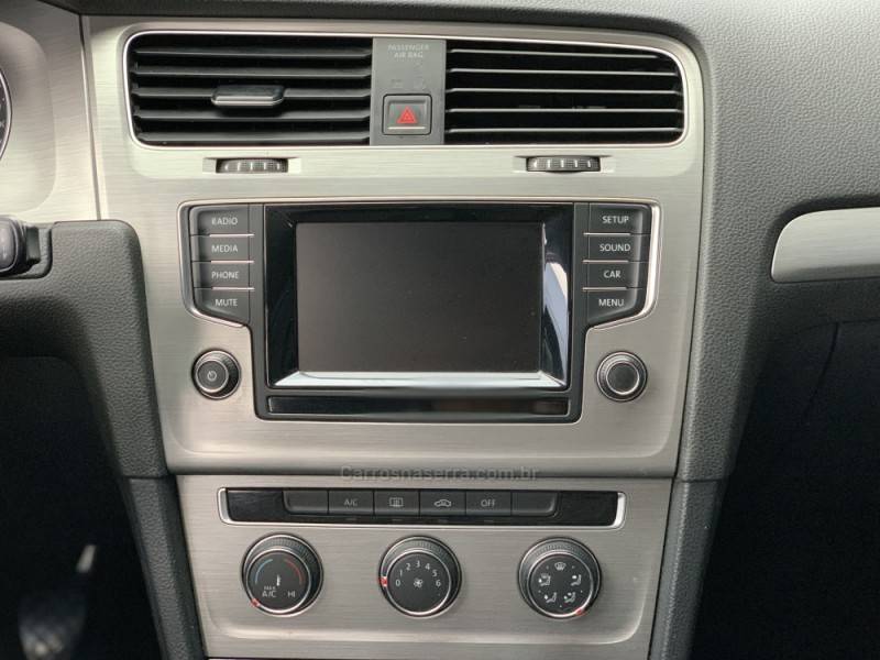 VOLKSWAGEN - GOLF - 2013/2014 - Prata - R$ 69.990,00