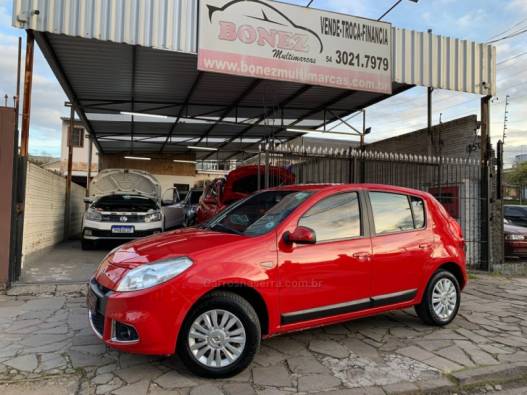 RENAULT - SANDERO - 2011/2012 - Vermelha - Sob Consulta