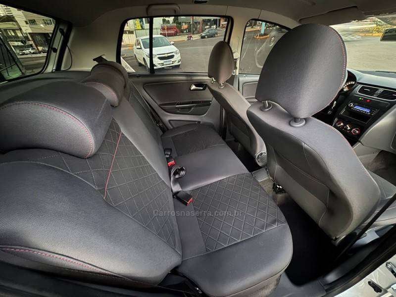 VOLKSWAGEN - FOX - 2013/2013 - Prata - R$ 44.990,00