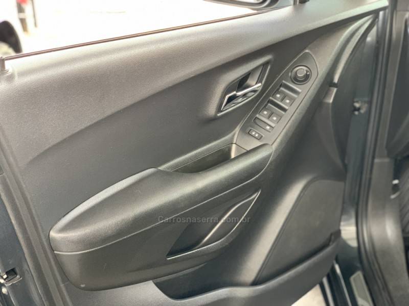 CHEVROLET - TRACKER - 2018/2019 - Cinza - R$ 91.990,00