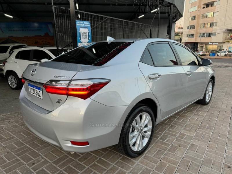 TOYOTA - COROLLA - 2018/2018 - Prata - R$ 105.990,00