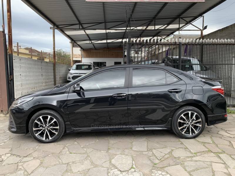 TOYOTA - COROLLA - 2017/2018 - Preta - R$ 105.990,00
