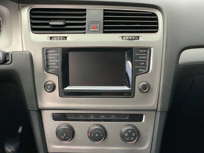 VOLKSWAGEN - GOLF - 2013/2014 - Prata - R$ 69.990,00