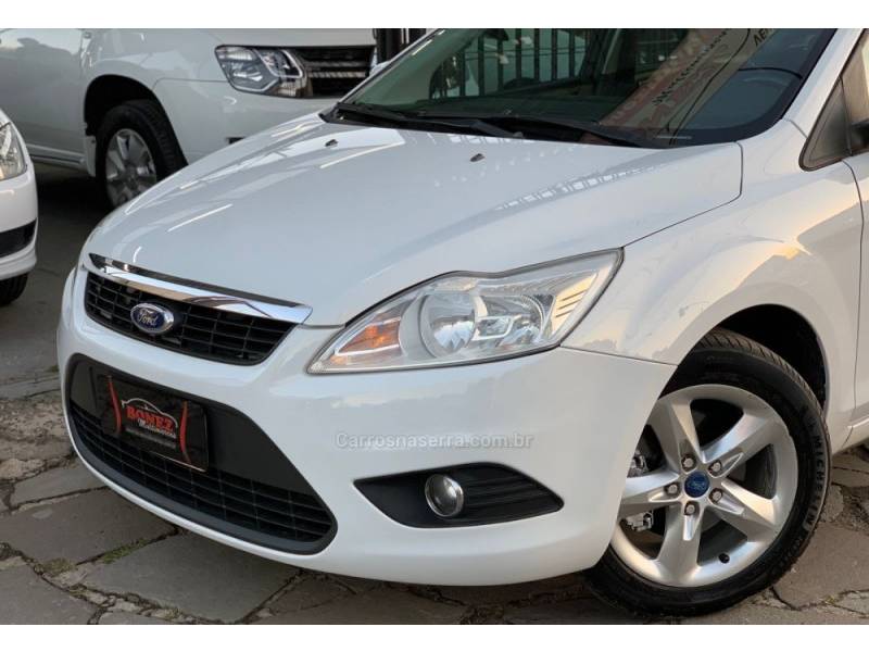 FORD - FOCUS - 2011/2012 - Branca - R$ 42.990,00