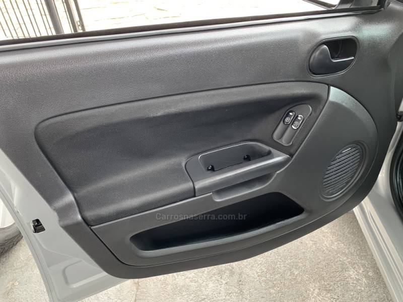 FORD - FIESTA - 2012/2013 - Prata - R$ 31.990,00