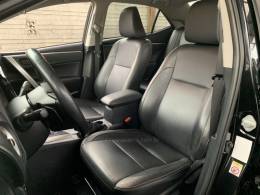 TOYOTA - COROLLA - 2017/2018 - Preta - R$ 105.990,00