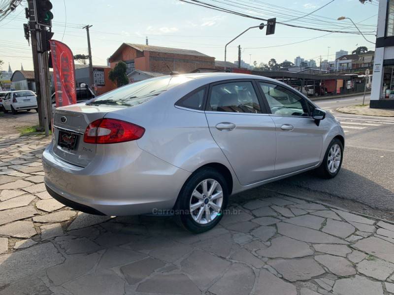 FORD - FIESTA - 2010/2011 - Prata - R$ 39.990,00