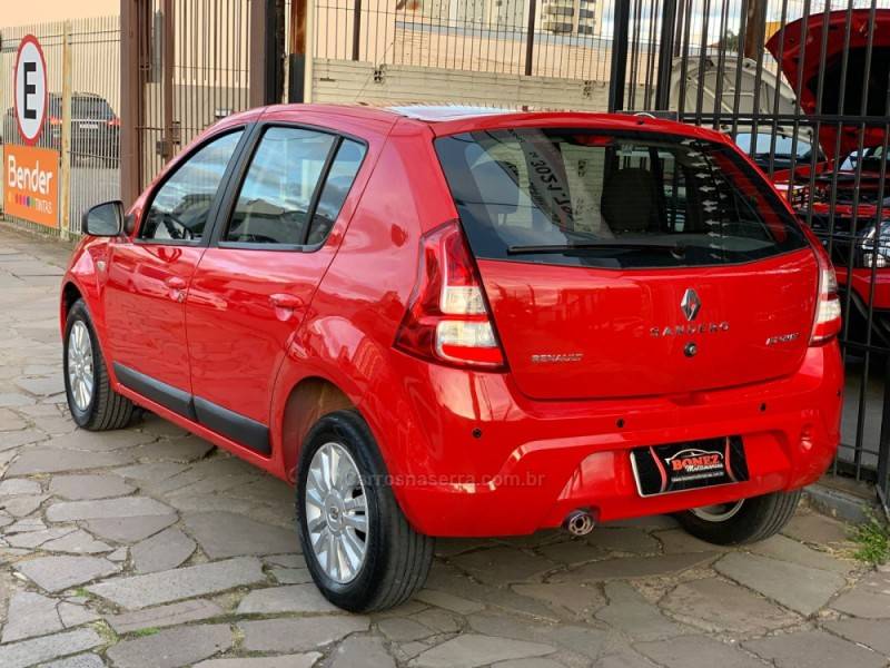 RENAULT - SANDERO - 2011/2012 - Vermelha - R$ 36.990,00