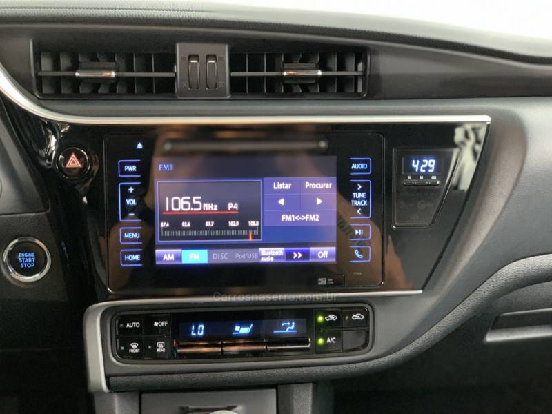 TOYOTA - COROLLA - 2017/2018 - Preta - R$ 105.990,00