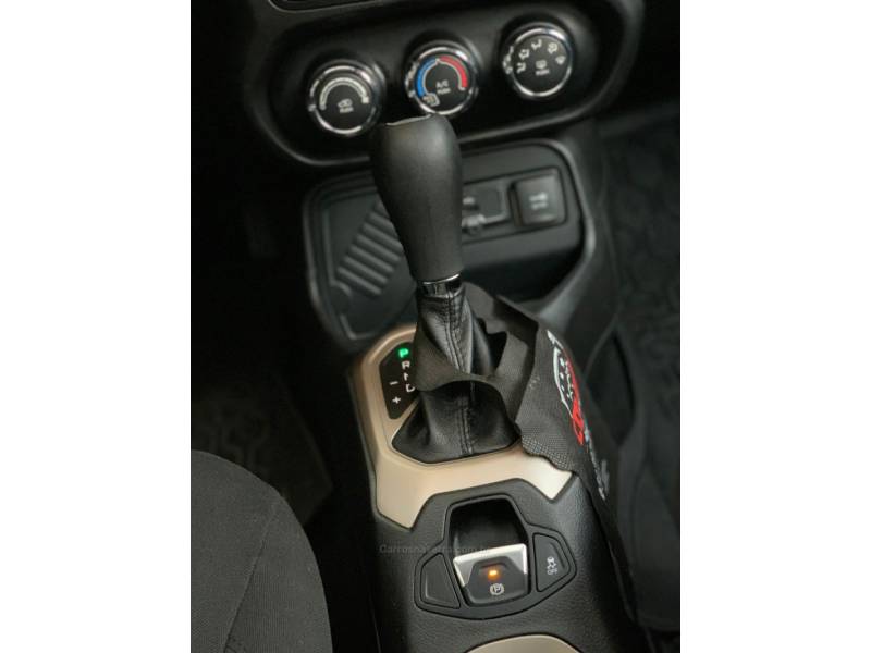 JEEP - RENEGADE - 2015/2016 - Vermelha - R$ 71.990,00