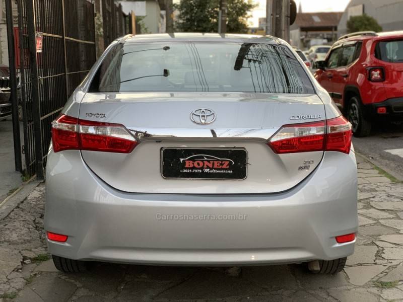 TOYOTA - COROLLA - 2015/2016 - Prata - R$ 87.990,00