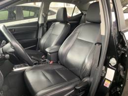 TOYOTA - COROLLA - 2017/2018 - Preta - R$ 105.990,00