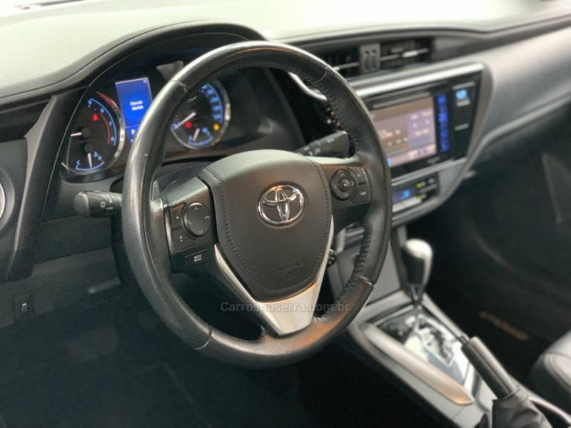 TOYOTA - COROLLA - 2017/2018 - Preta - R$ 105.990,00