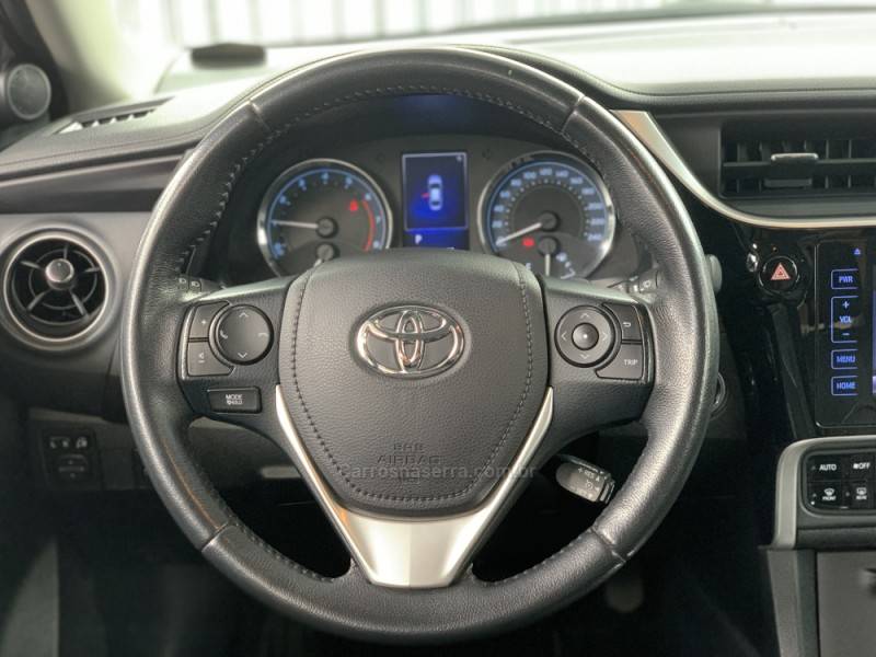 TOYOTA - COROLLA - 2017/2018 - Preta - R$ 105.990,00