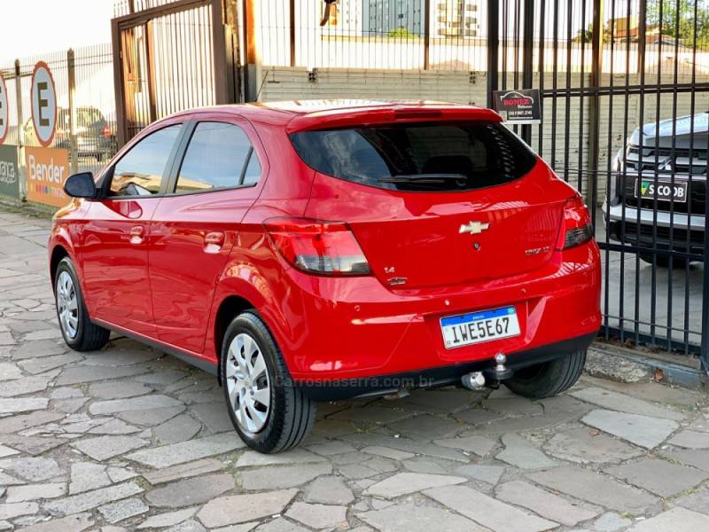 CHEVROLET - ONIX - 2014/2015 - Vermelha - R$ 49.990,00