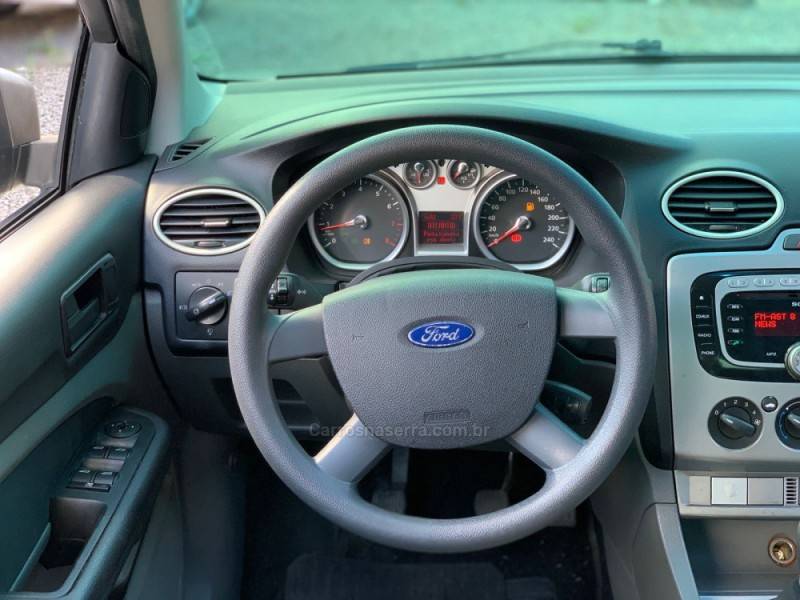 FORD - FOCUS - 2008/2009 - Prata - R$ 29.500,00