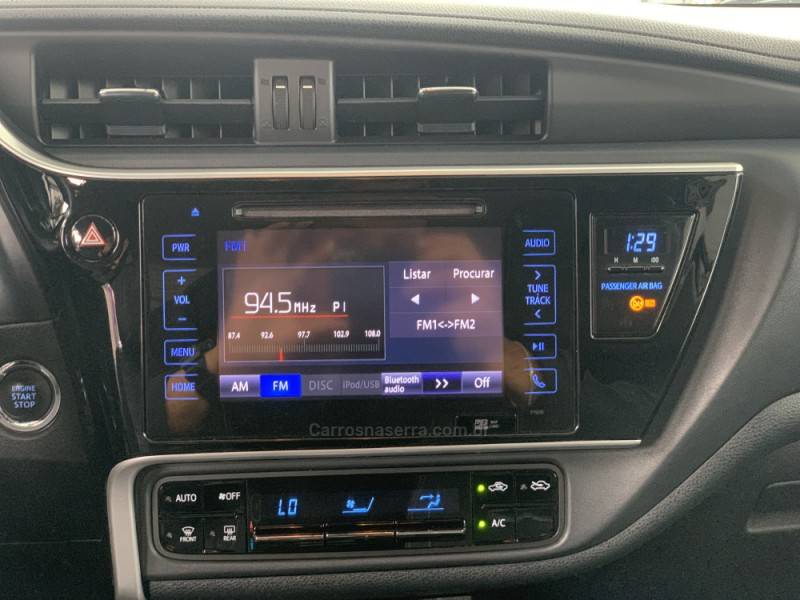 TOYOTA - COROLLA - 2017/2018 - Preta - R$ 105.990,00