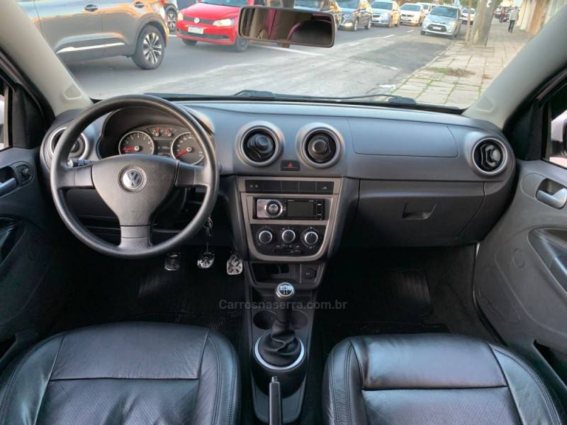 VOLKSWAGEN - SAVEIRO - 2010/2011 - Branca - R$ 44.990,00