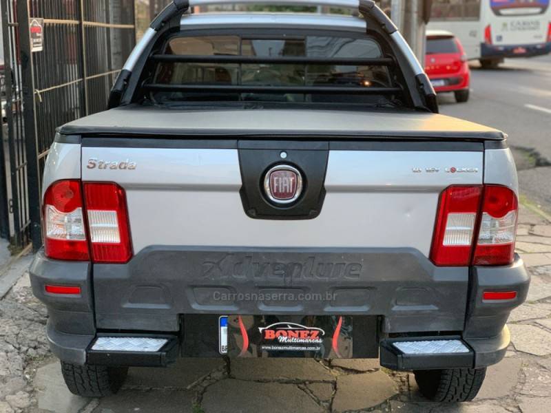 FIAT - STRADA - 2010/2011 - Prata - R$ 48.990,00