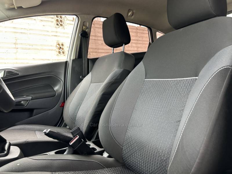 FORD - FIESTA - 2017/2018 - Branca - R$ 53.990,00