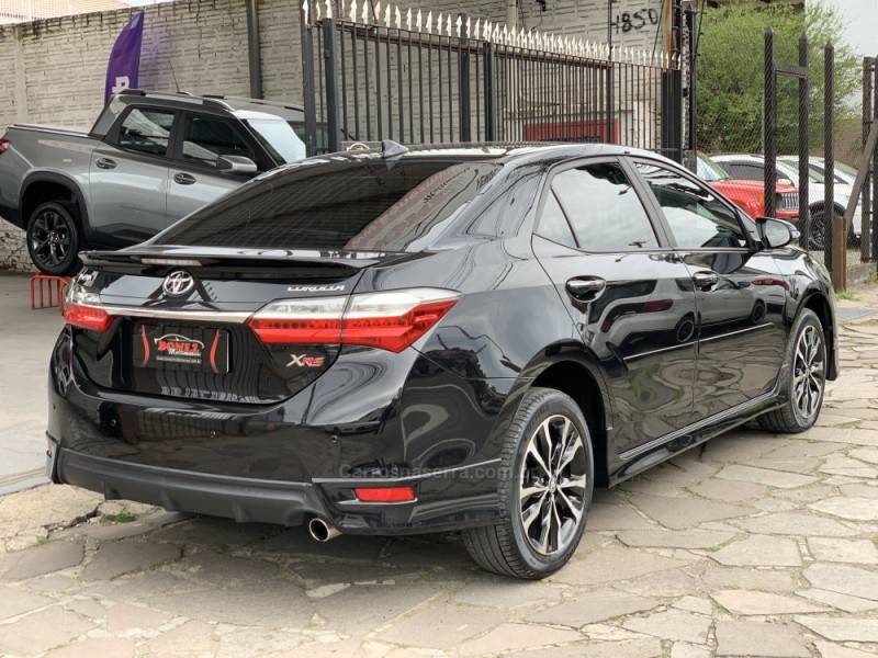 TOYOTA - COROLLA - 2017/2018 - Preta - R$ 105.990,00