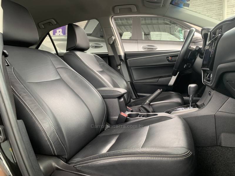 TOYOTA - COROLLA - 2017/2018 - Preta - R$ 105.990,00