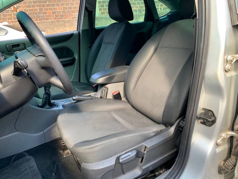 FORD - FOCUS - 2008/2009 - Prata - R$ 29.500,00