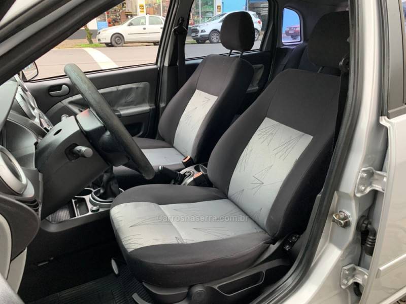 FORD - FIESTA - 2007/2008 - Prata - R$ 25.990,00