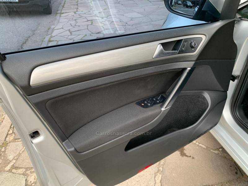 VOLKSWAGEN - GOLF - 2013/2014 - Prata - R$ 69.990,00