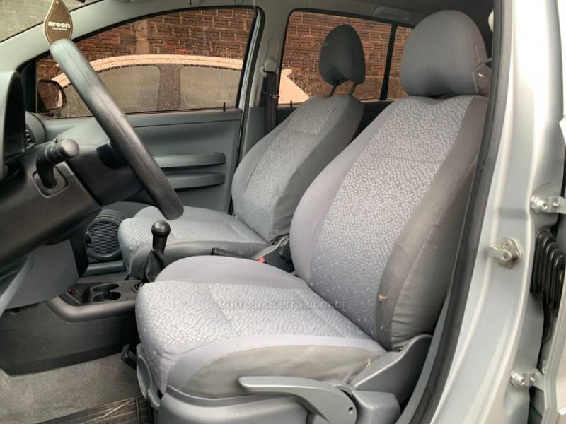 VOLKSWAGEN - FOX - 2005/2006 - Prata - R$ 26.990,00