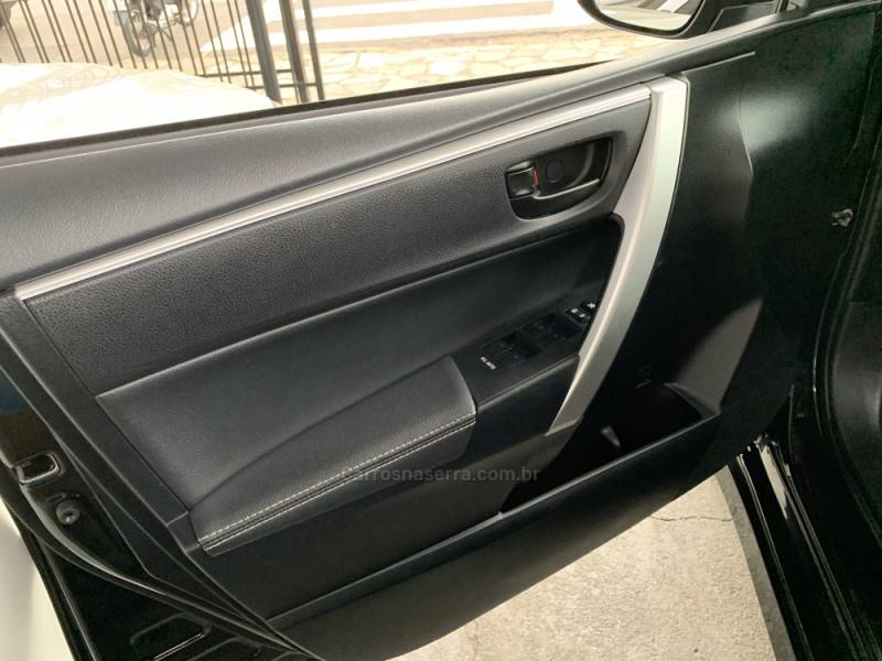 TOYOTA - COROLLA - 2017/2018 - Preta - R$ 105.990,00