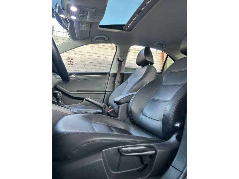 VOLKSWAGEN - JETTA - 2015/2016 - Prata - R$ 79.990,00