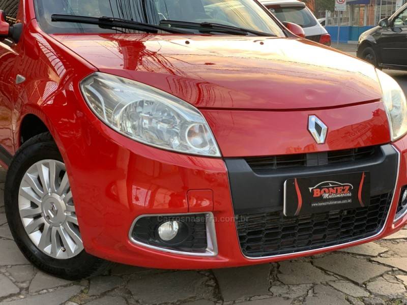 RENAULT - SANDERO - 2011/2012 - Vermelha - R$ 36.990,00