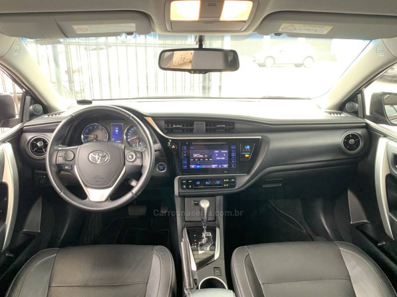 TOYOTA - COROLLA - 2017/2018 - Preta - R$ 105.990,00