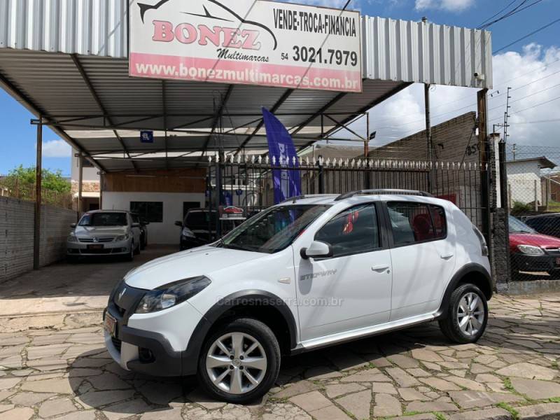 RENAULT - SANDERO - 2013/2014 - Branca - R$ 43.990,00